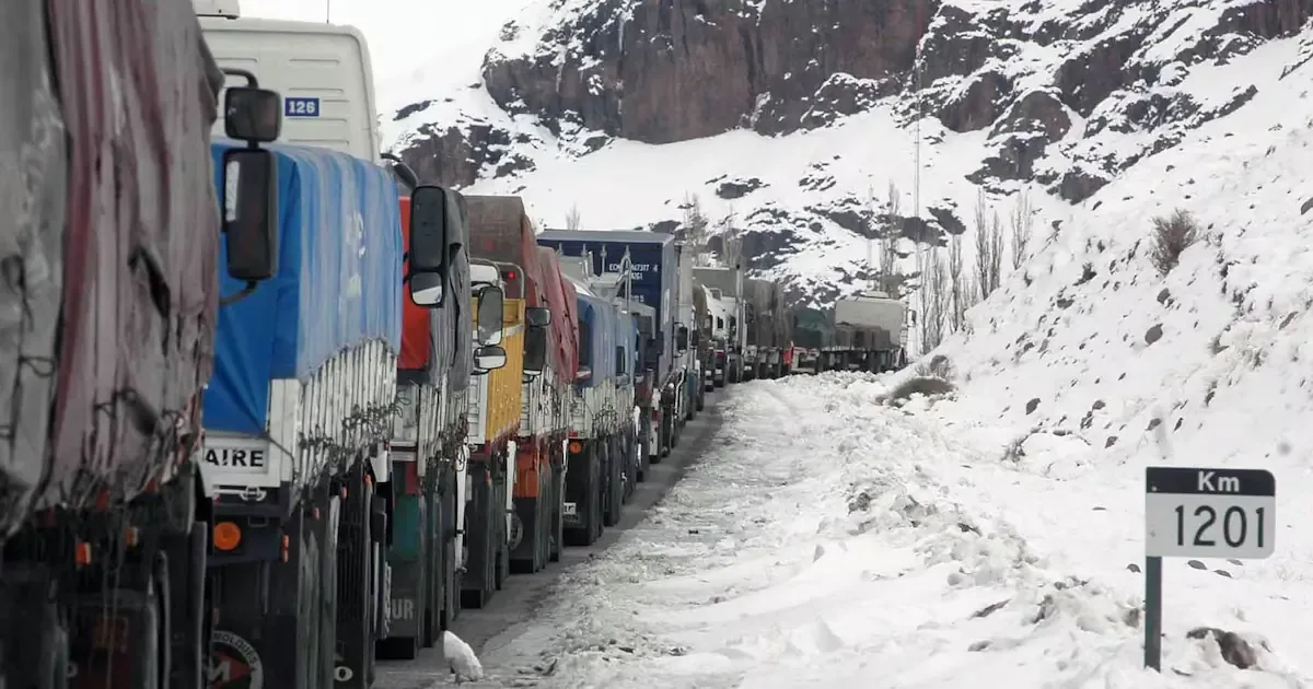 La nevada en la cordillera genera caos en el transporte y pérdidas económicas para los camioneros en la región.