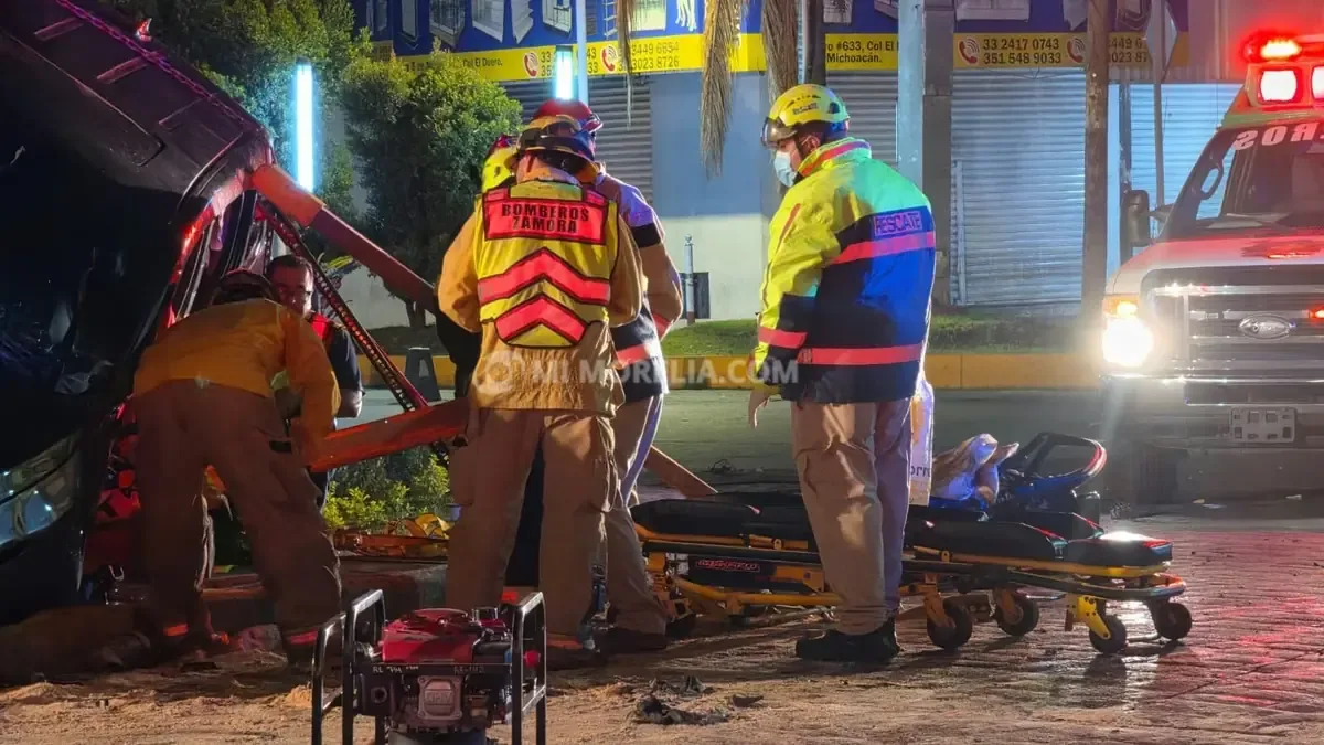 El accidente ocurrió en la madrugada y presuntamente los involucrados viajaban a alta velocidad.