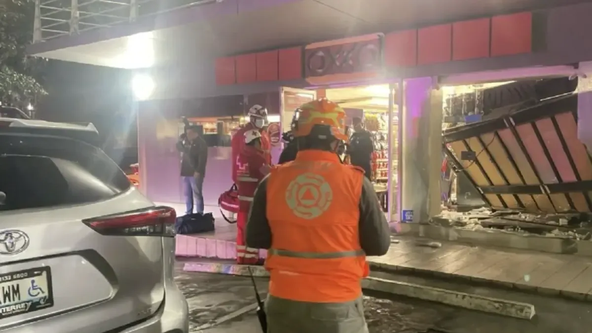 Camioneta choca contra la fachada de un OXXO en San Pedro Garza García.