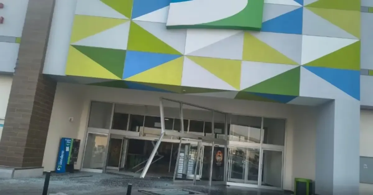 Un conductor causó destrozos y enfrentó a la policía en Apodaca tras el accidente.