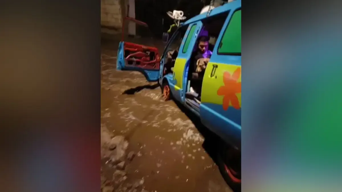 Una camioneta estilizada se atascó en el agua tras fuertes lluvias en Puebla sin daños severos.
