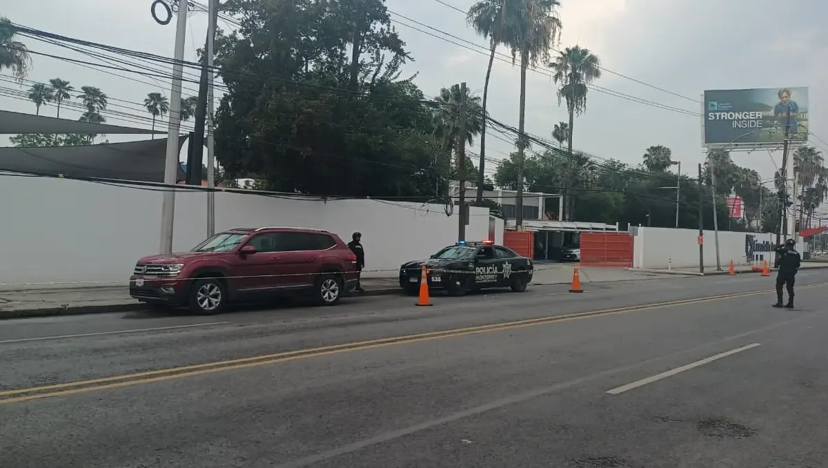 Policía municipal asegura vehículo robado con dos mujeres dentro.
