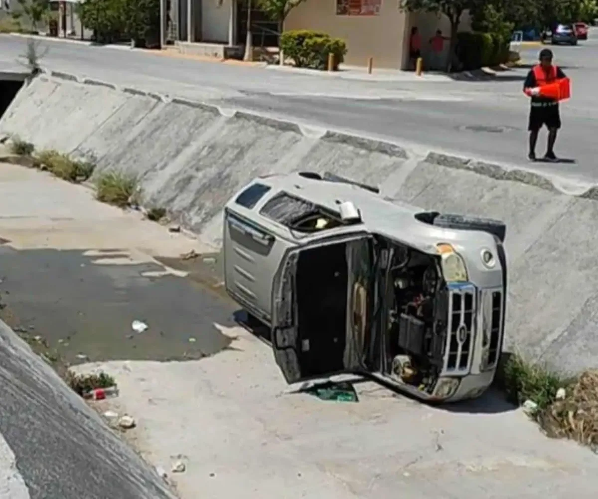 Un accidente en Puerta Grande dejó una camioneta volcada en un dren pluvial, generando la movilización de las autoridades.