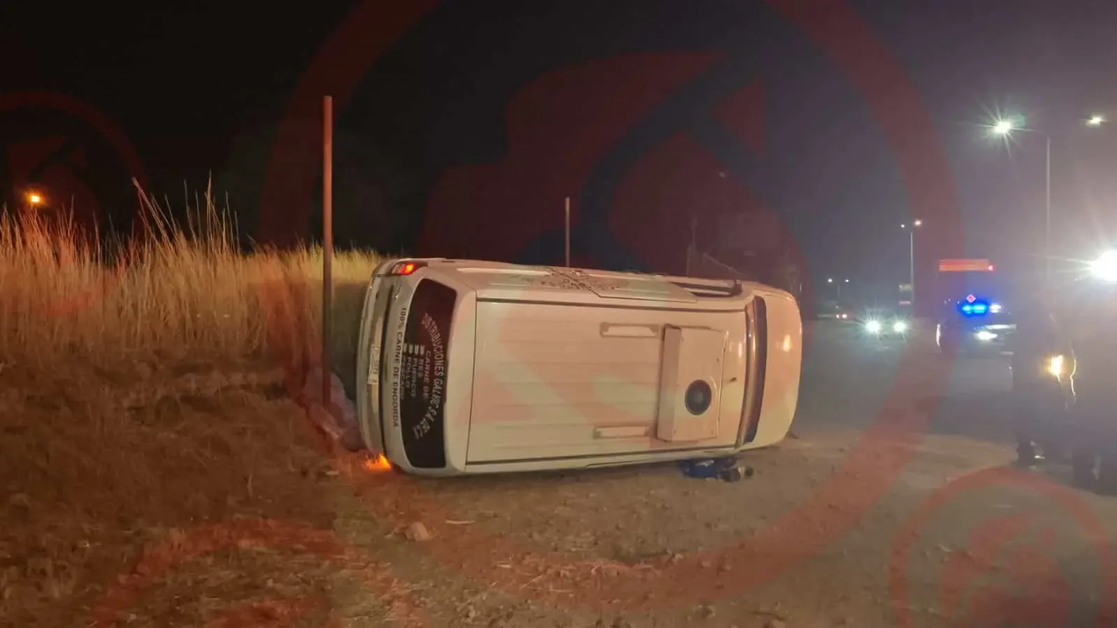 "Camioneta volcada en la carretera a Cuauhtémoc dejando daños significativos."