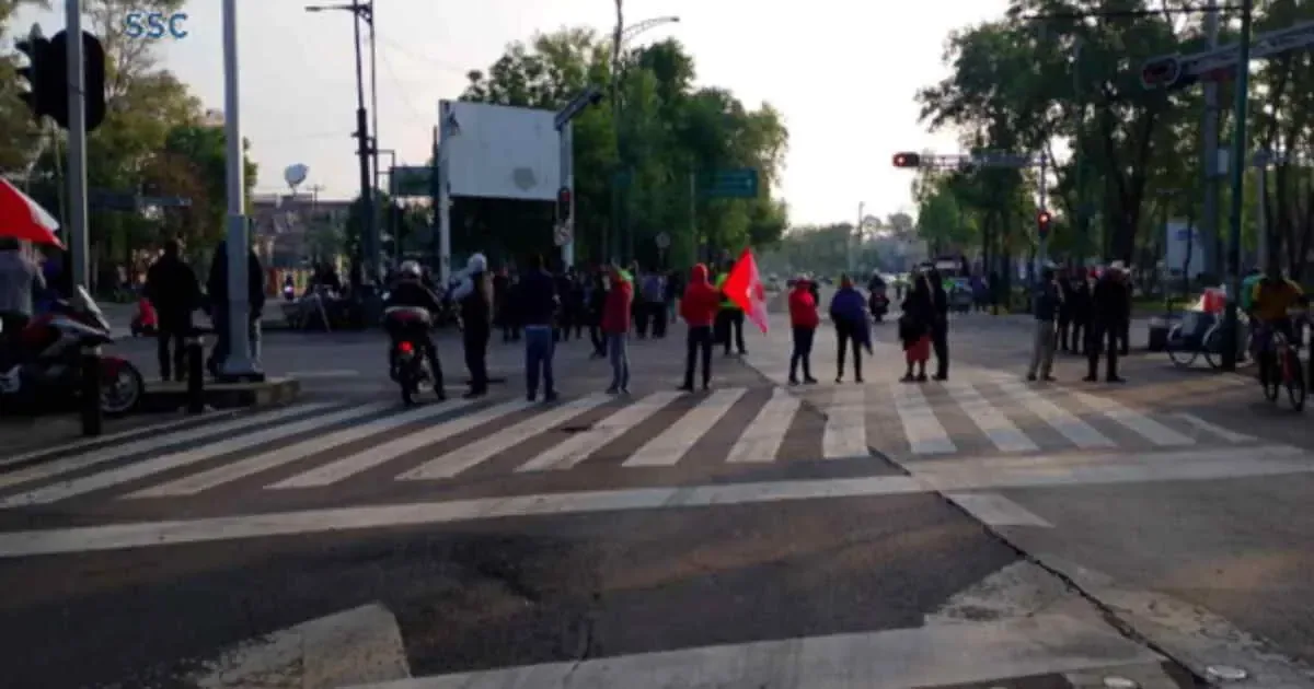 El cierre afecta el transporte público y el tráfico en la zona.