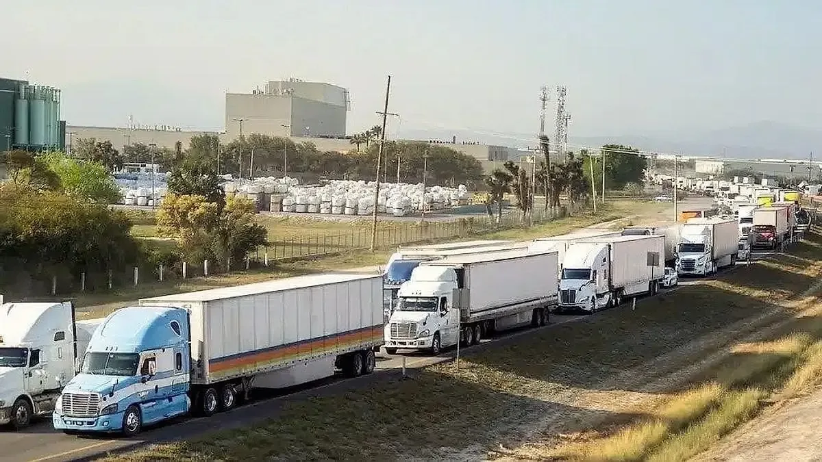 El paro indefinido del autotransporte podría generar desabasto en productos y afectar la industria local.