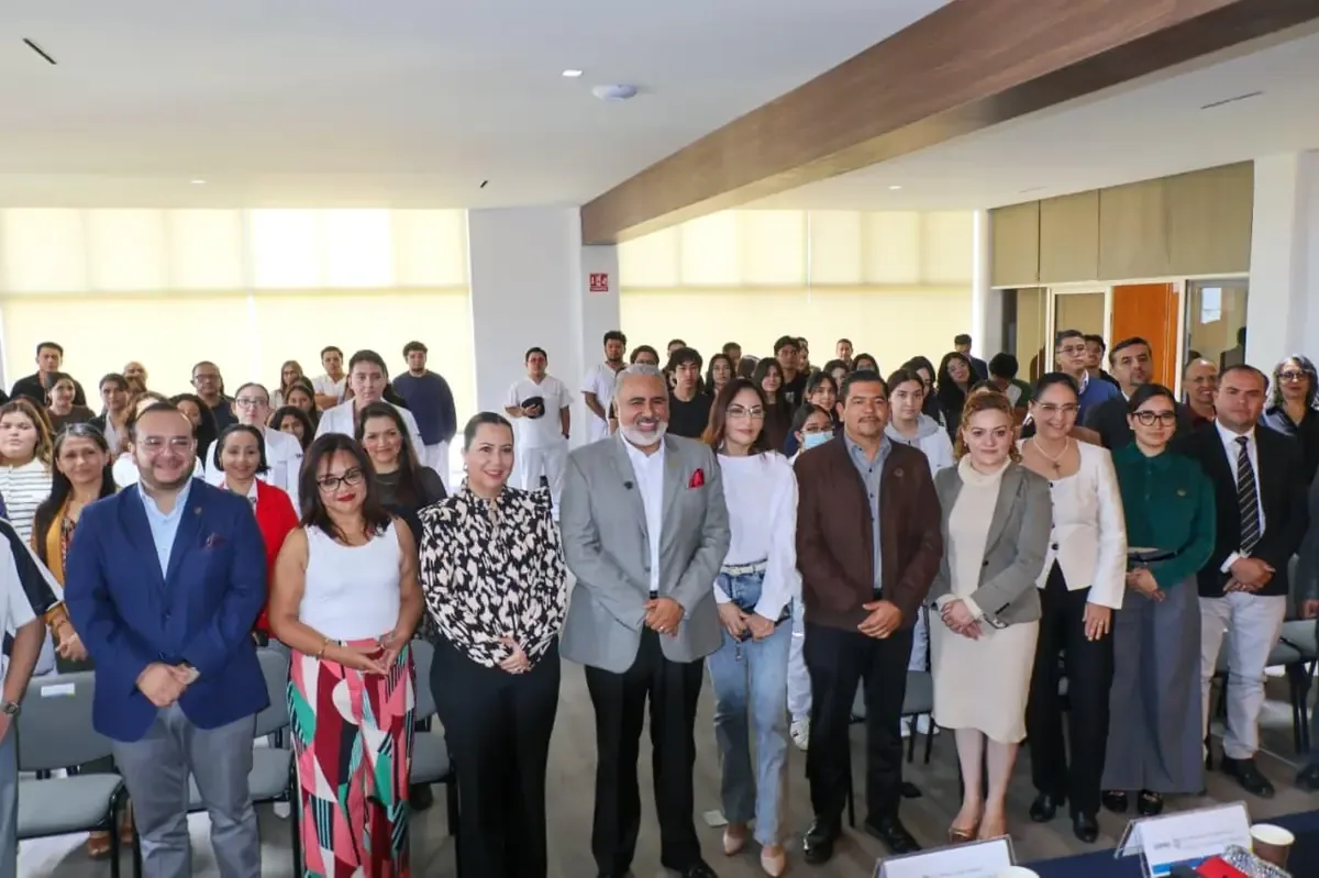 La firma del convenio busca integrar a las nuevas generaciones al mercado laboral y cerrar la brecha con la academia.