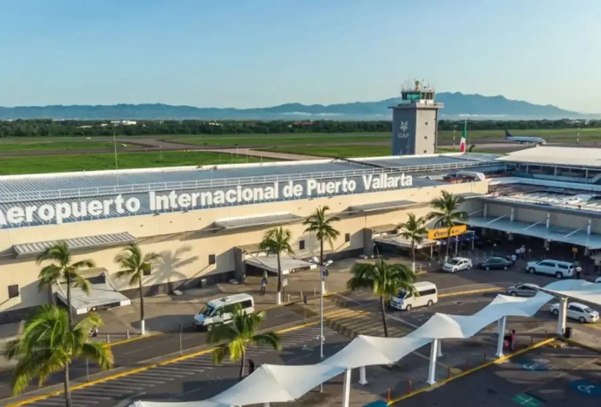 El Aeropuerto de Puerto Vallarta mantiene operaciones afectadas por el huracán Simón, con vuelos cancelados.