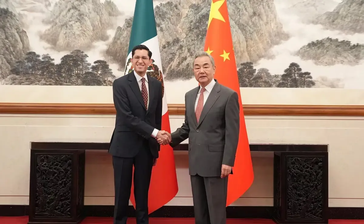 La reunión busca fortalecer la cooperación en salud y educación entre México y China.