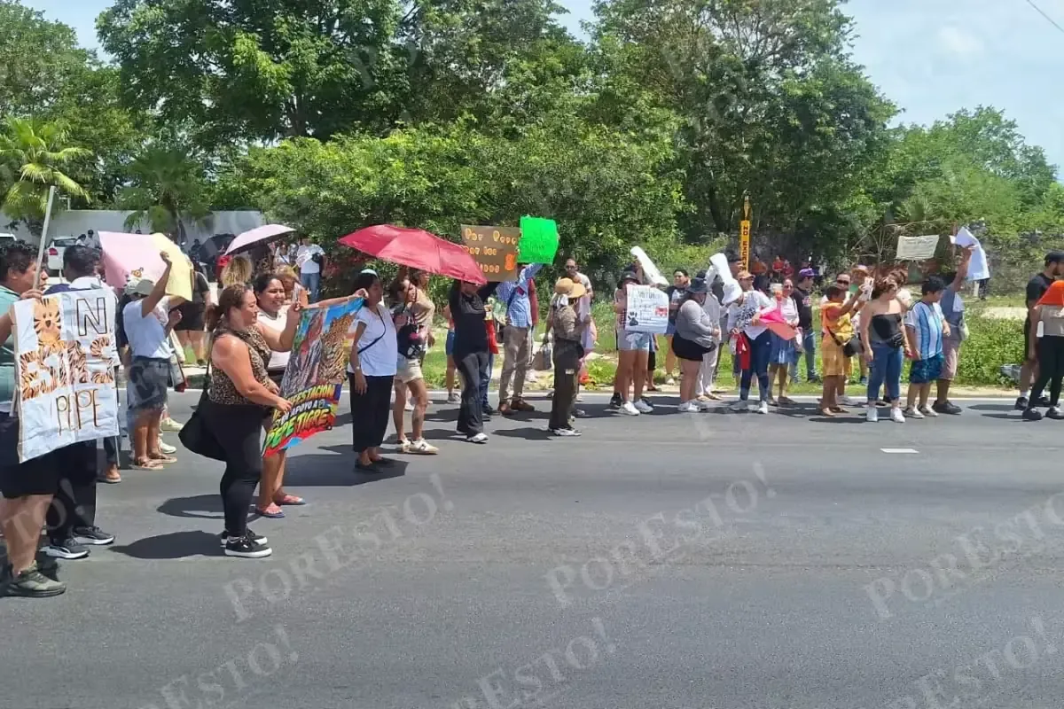 La manifestación, que afecta el tráfico, se realiza en favor de “Pepe” Tigre, generando un solo carril disponible para vehículos.