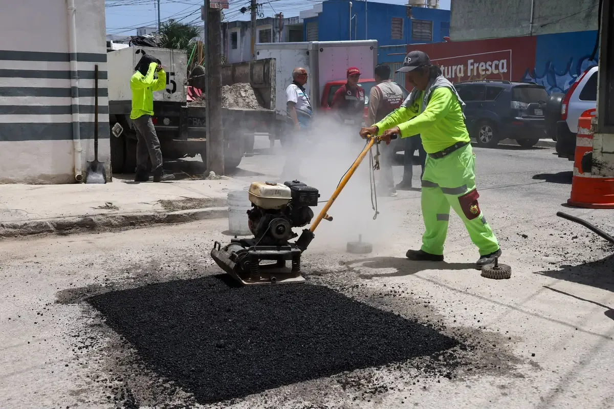La rehabilitación de calles y drenaje en Cancún busca mejorar la movilidad y prevenir problemas durante la temporada de lluvias.