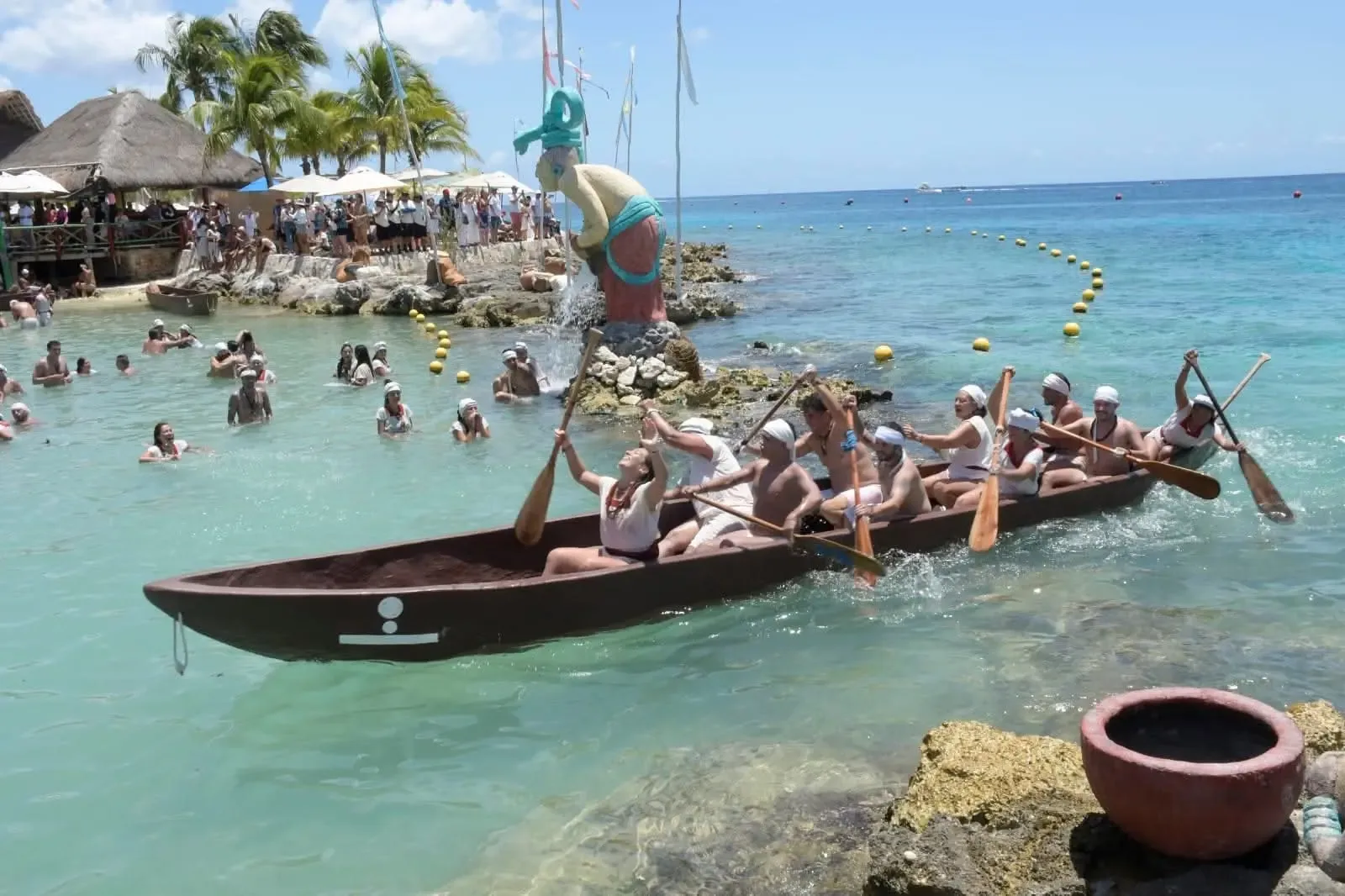 Canoeros preparándose para la Travesía Sagrada Maya en Cozumel.
