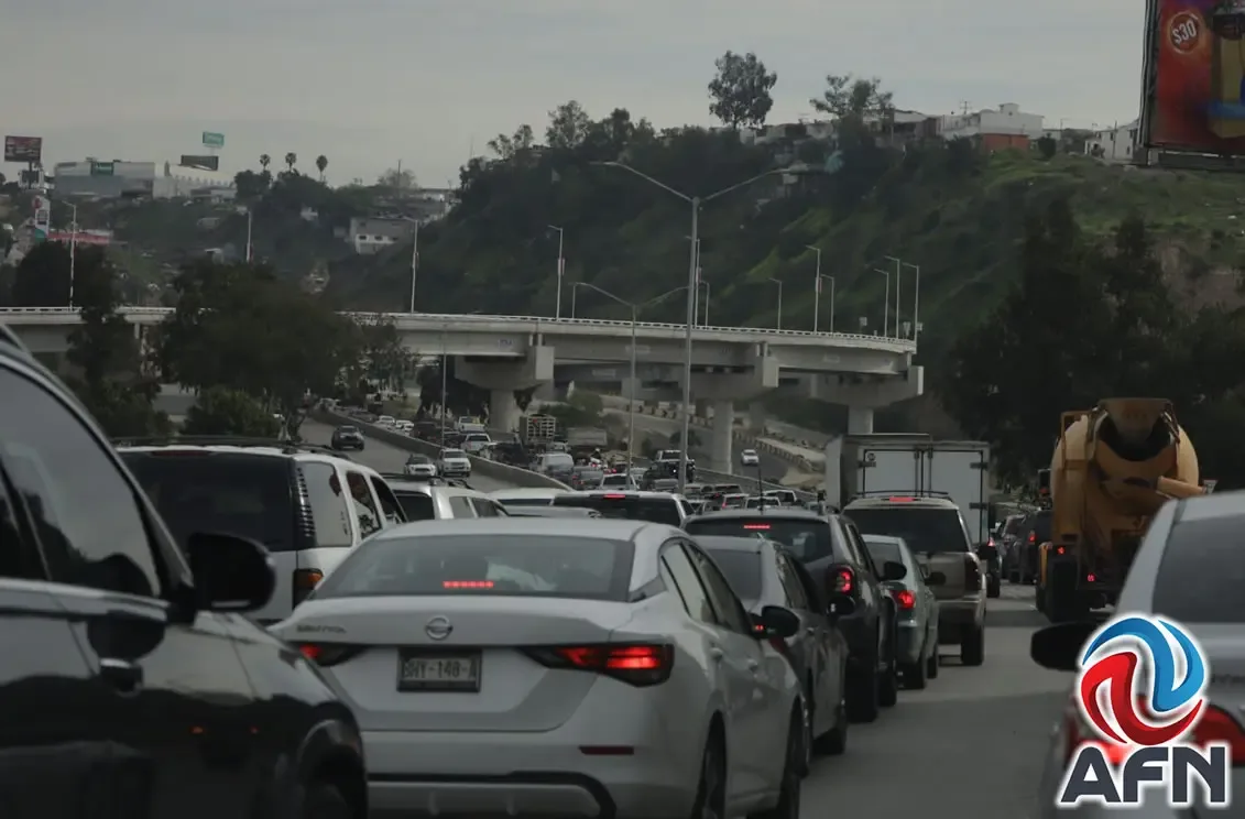 Caos vial en Playas de Tijuana durante las obras de reencarpetado.