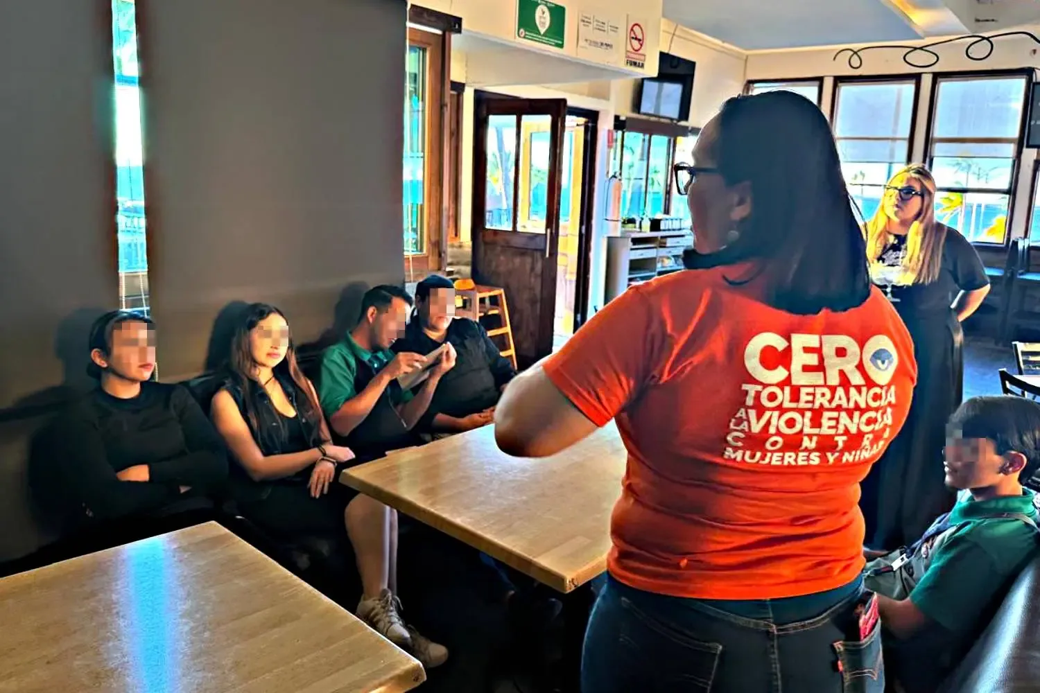 Capacitación a personal de bares en La Paz para el protocolo Ángela Drink.