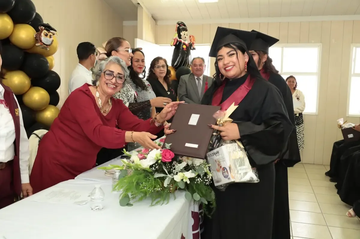 Cinco estudiantes de gastronomía, moda y estilismo se gradúan para mejorar su empleabilidad en San Pedro Cholula.