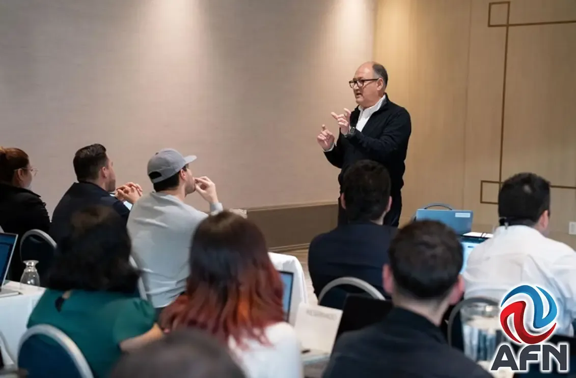 Capacitadores y restauranteros participan en el bootcamp sobre inteligencia artificial en Tijuana.