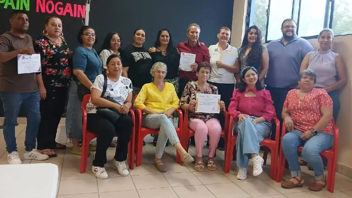 Diez mujeres concluyen cursos que fortalecen su desarrollo personal y económico.