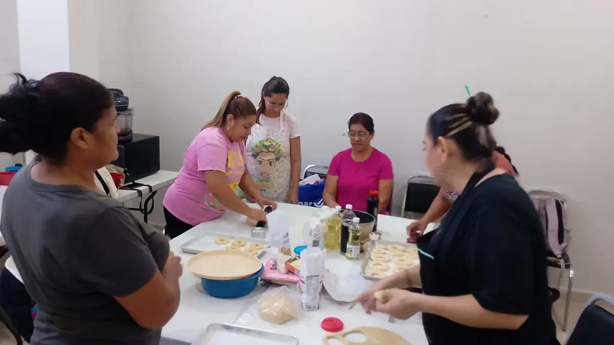 Capacitar a 30 vecinos en panadería promueve el autoempleo y mejora ingresos familiares en Torreón.