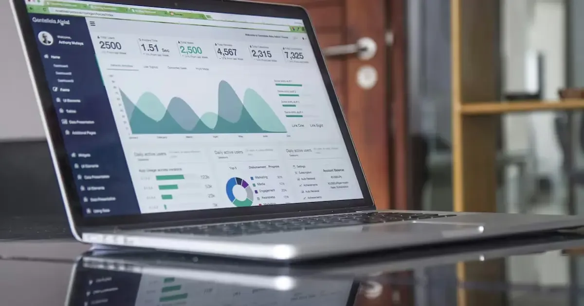 La plataforma ofrece seis capacitaciones que incluyen certificaciones y entrenamiento en herramientas de análisis de datos.