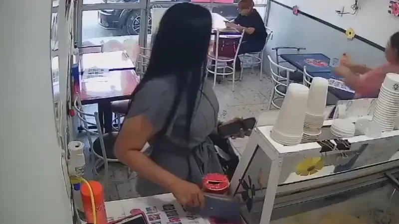 Un video viral ha generado controversia tras mostrar a una mujer apropiándose de un objeto en un negocio local.