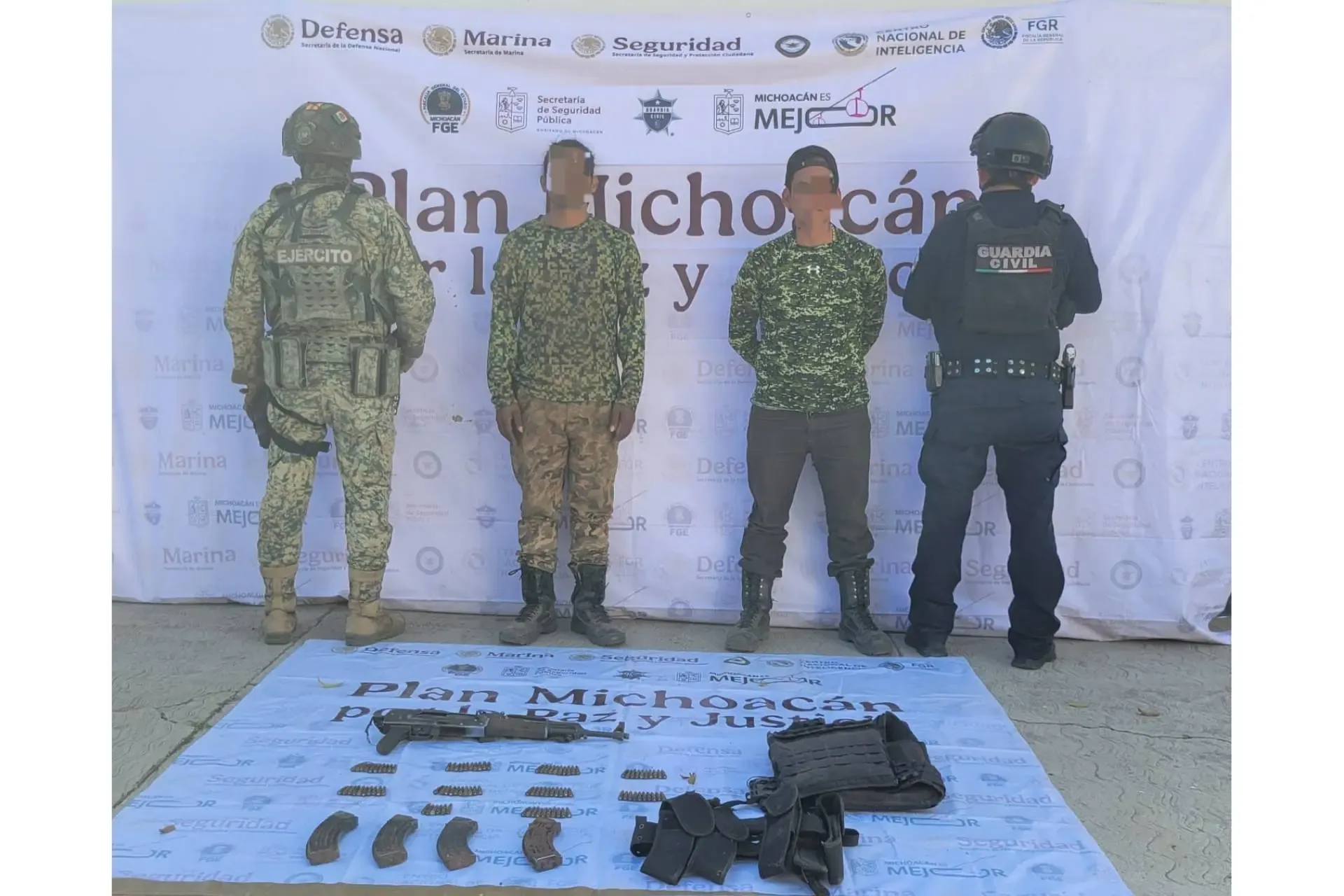 Captura de armamento tras enfrentamiento con la SEDENA en Apatzingán.