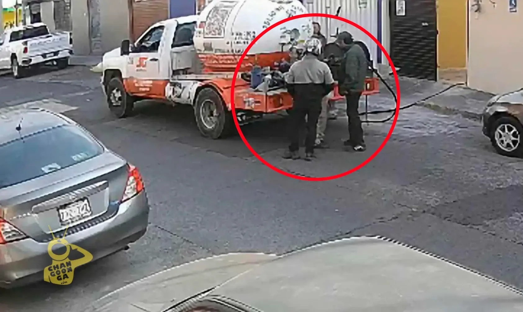 Captura del asalto a un empleado de ServiGas en Morelia.