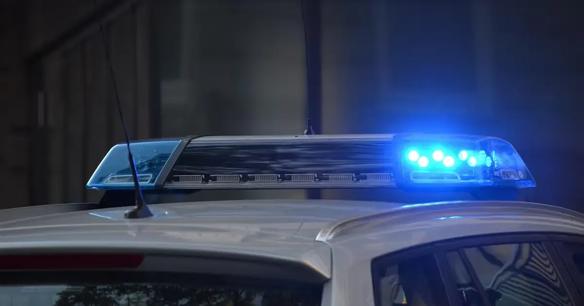 La policía detiene a los infractores con material robado en la madrugada.