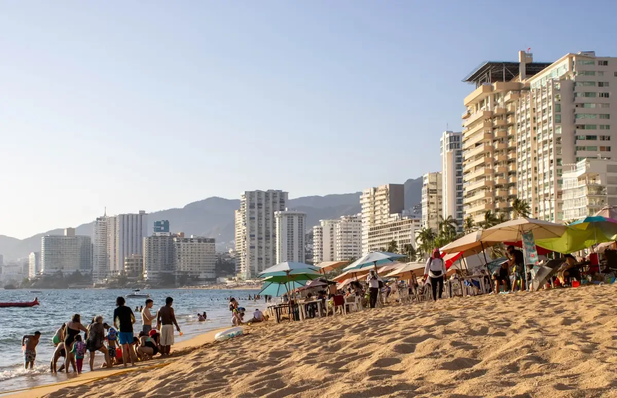 La Fiscalía de Guerrero detiene a dos hombres presuntamente vinculados a un homicidio en Acapulco, con el apoyo de fuerzas de seguridad.
