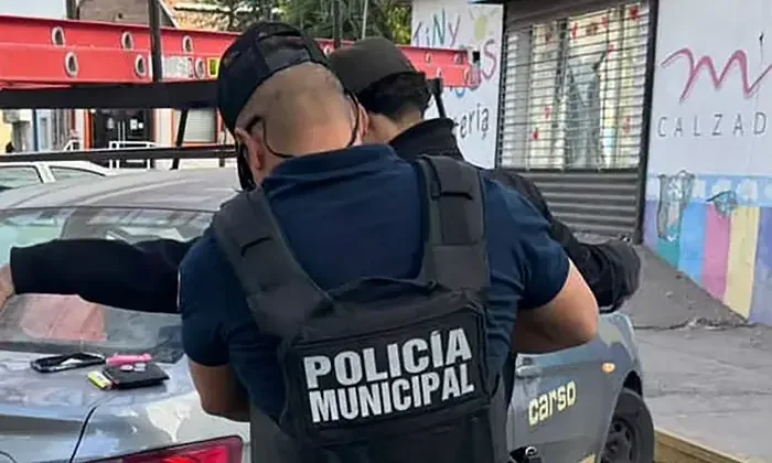 Un hombre fue arrestado mientras intentaba robar vehículos y entró a una vivienda.