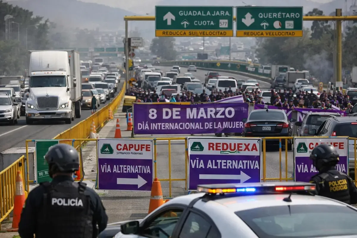 CAPUFE reporta interrupciones en importantes rutas del país, generando congestión vehicular.