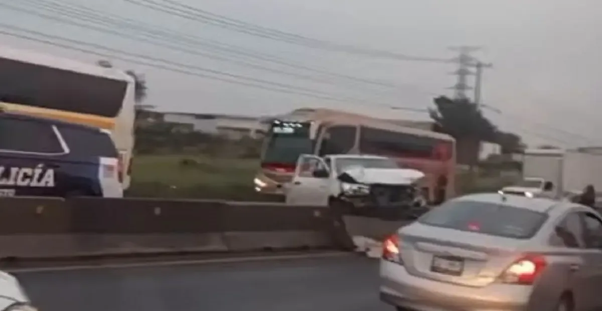 Un accidente con varios vehículos involucrados complica la circulación en la carretera federal Irapuato-Silao.
