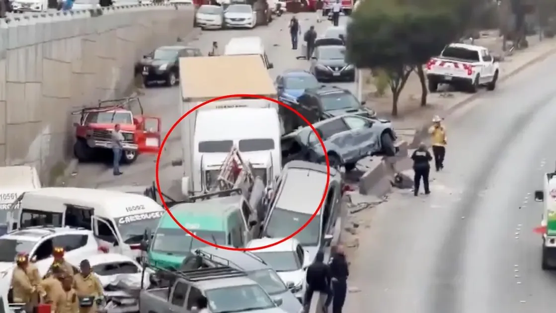 Un accidente masivo en el bulevar Lázaro Cárdenas deja varios heridos y colapsa la circulación en la ciudad.