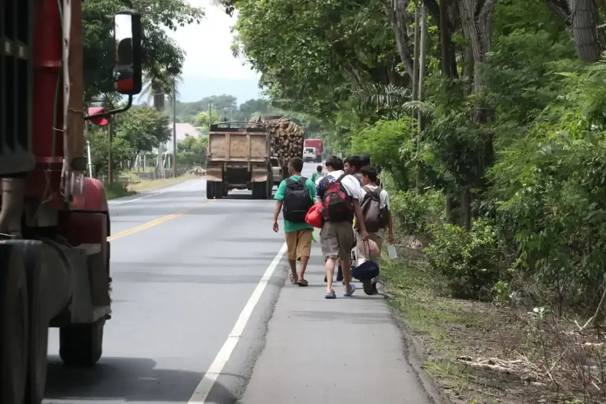 Miles de migrantes hondureños se desplazan por Guatemala en busca de una vida mejor en Estados Unidos.