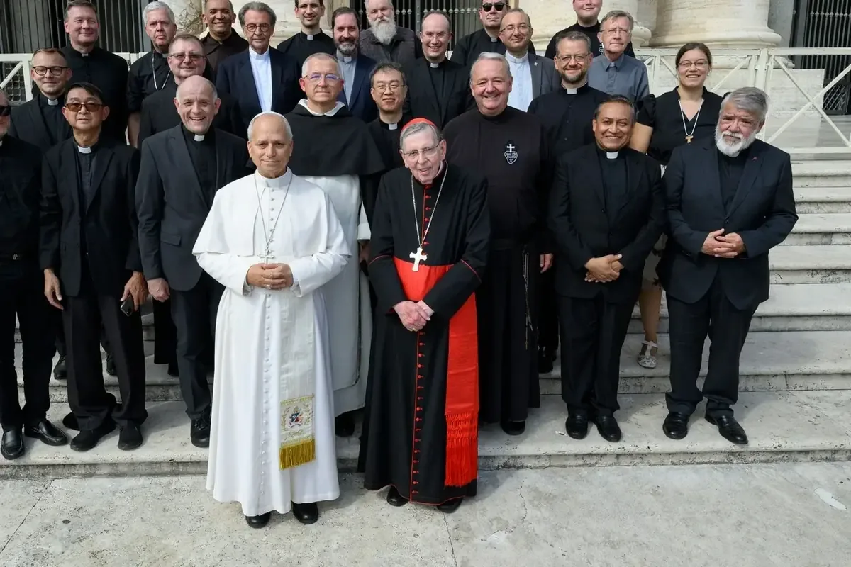 El cardenal Koch subraya la misión universal del cristianismo en su encuentro con ACN.