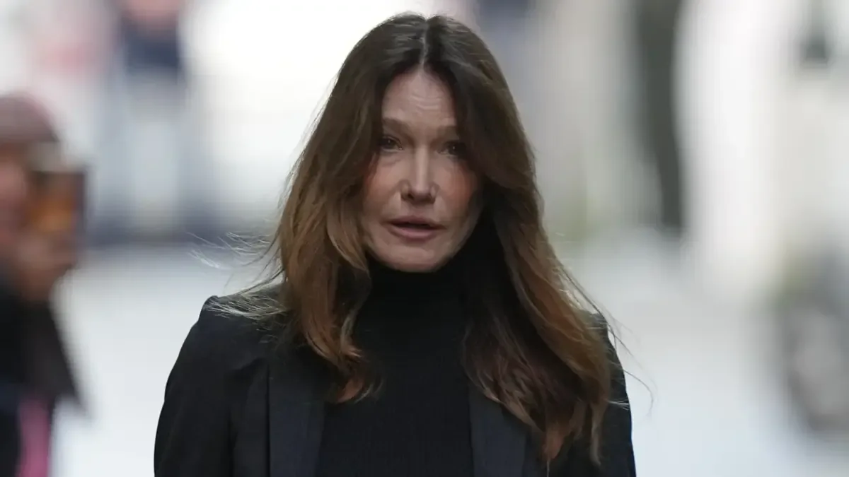 La cantante y exprimera dama Carla Bruni comparte su compromiso de no beber alcohol durante un año, a pedido de su hija.