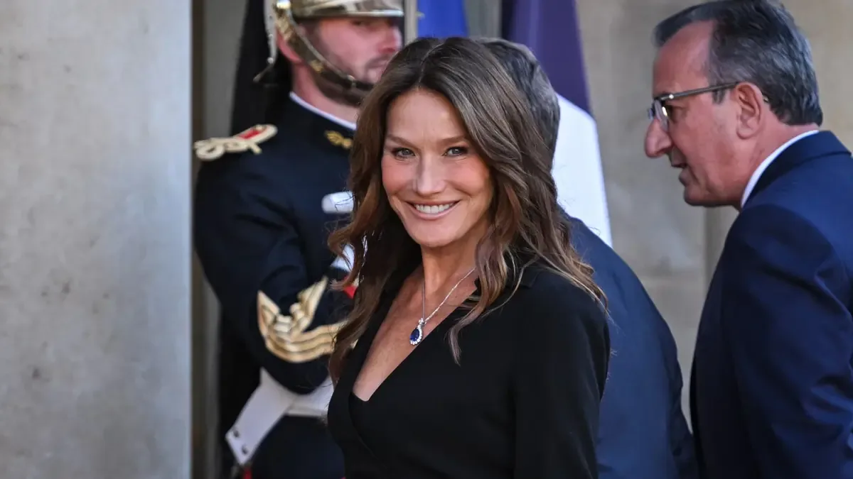 La ex primera dama francesa apuesta por la comodidad y el estilo en su última aparición en un evento de gala.