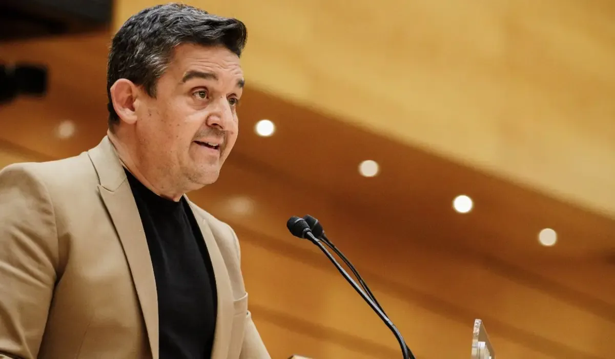 El exsenador se vuelve viral al desacreditar locales en su entorno valenciano.