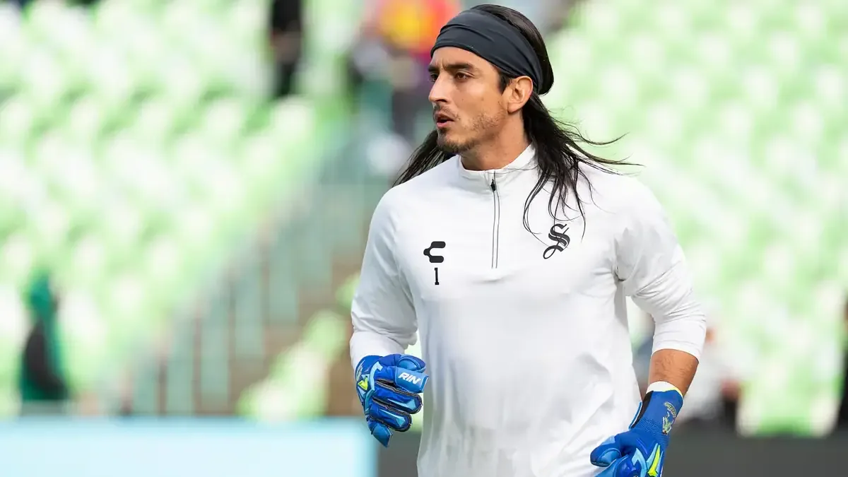 El arquero Carlos Acevedo aseguró su futuro en Santos Laguna, dejando atrás rumores de su salida.