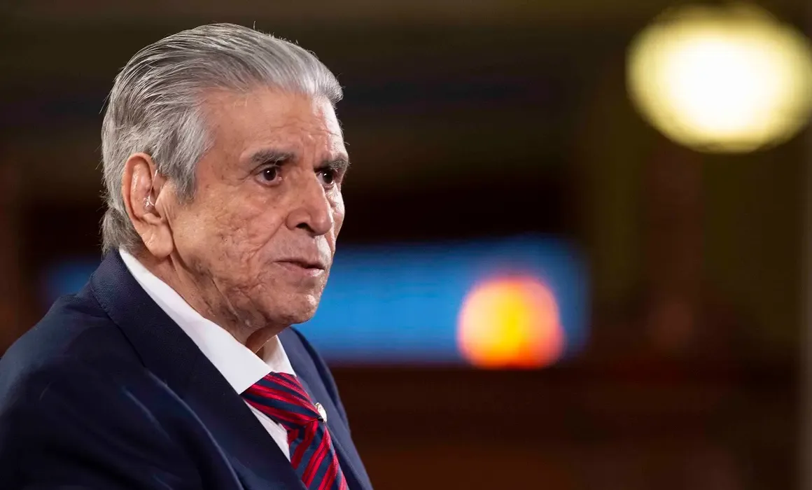 Carlos Aceves del Olmo anuncia su renuncia como secretario general de la CTM.