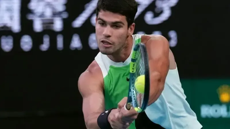 Carlos Alcaraz celebra su victoria en la final del Abierto de Australia 2023.