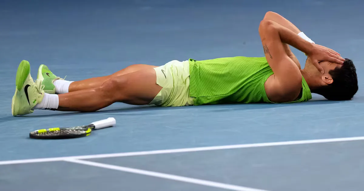 Carlos Alcaraz celebra su victoria en las semifinales del Abierto de Australia.