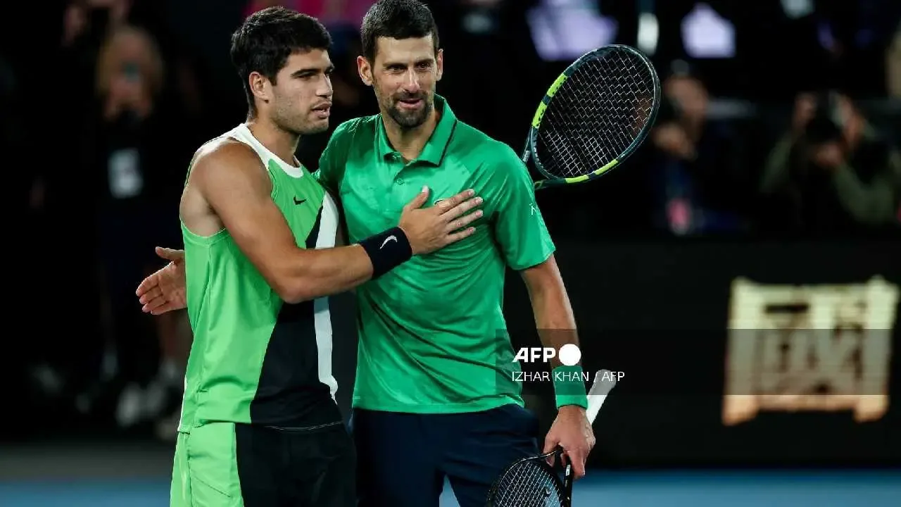 Carlos Alcaraz levantando el trofeo del Abierto de Australia 2026 tras su victoria.