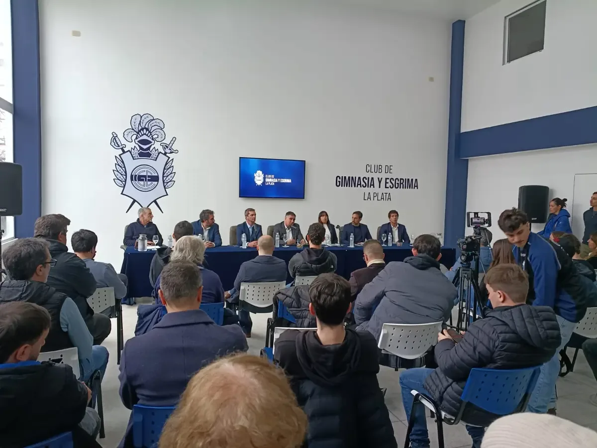 Anacleto aborda la situación económica de Gimnasia y la necesidad de nuevos patrocinadores y socios.
