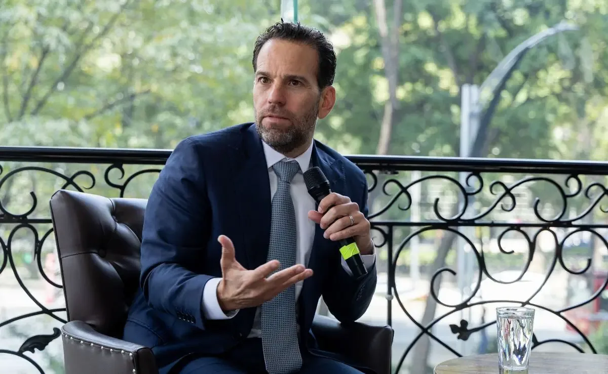 El periodista Carlos Loret arremete contra el régimen en respuesta a cuestionamientos de la presidenta.