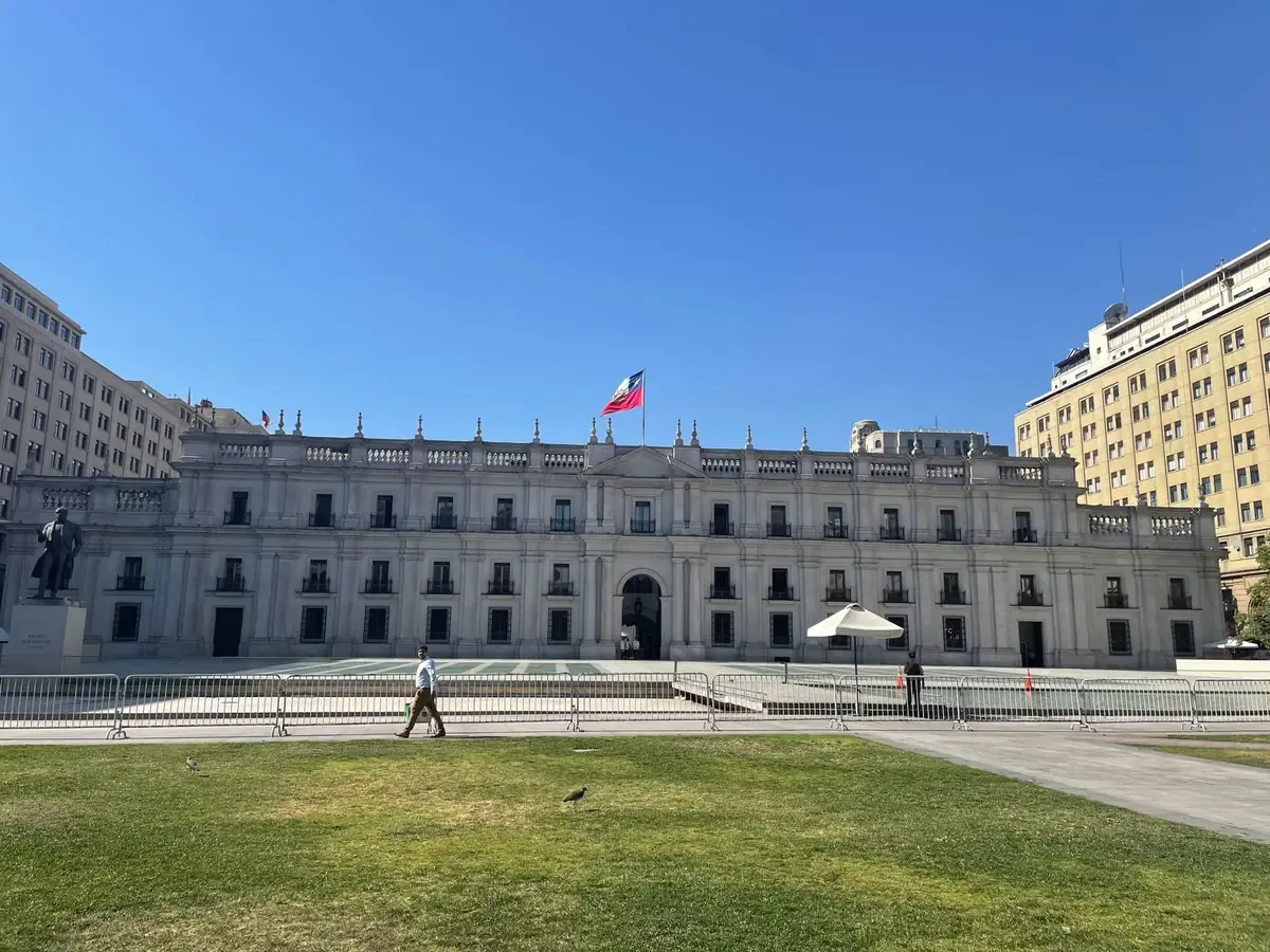 La elección de Mesía garantiza un espacio para la diversidad de opiniones en el Senado peruano.