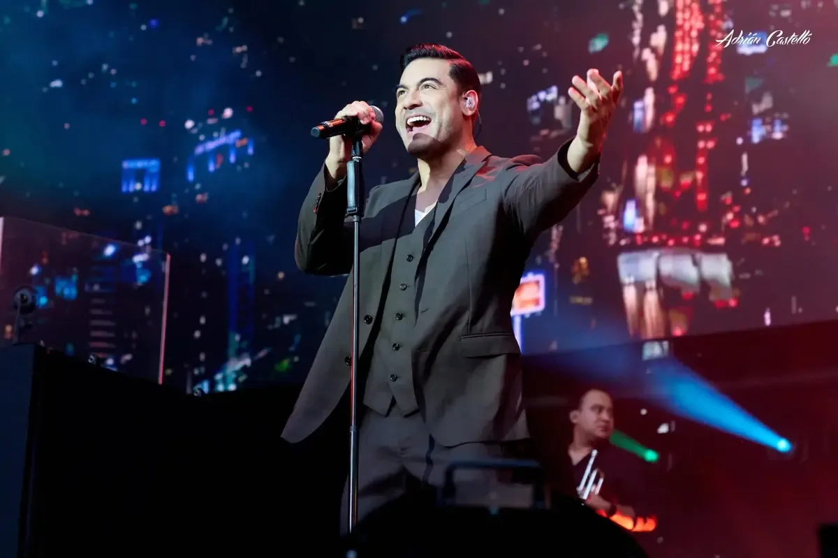 El cantante mexicano deslumbró a miles en la Plaza de Toros de Valencia con un espectáculo lleno de emociones y música tradicional.