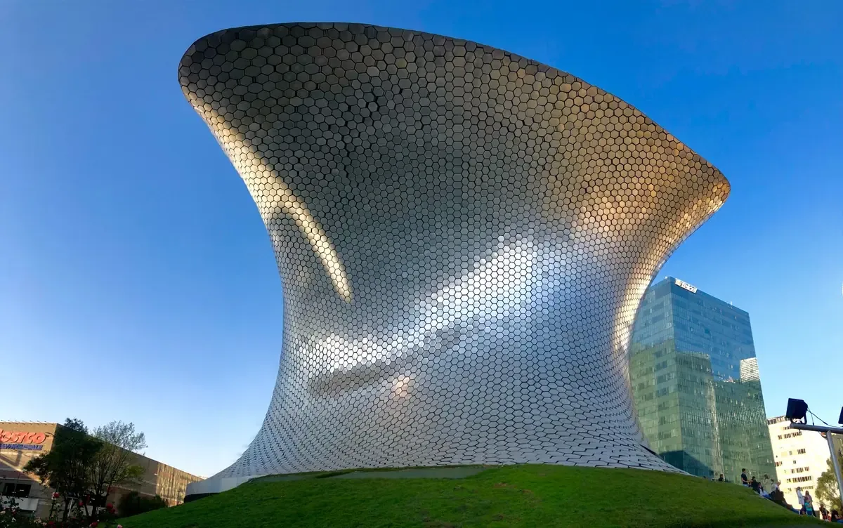 El ingeniero Carlos Slim Helú se mantiene a la cabeza del ranking empresarial, reflejando su influencia en múltiples sectores.
