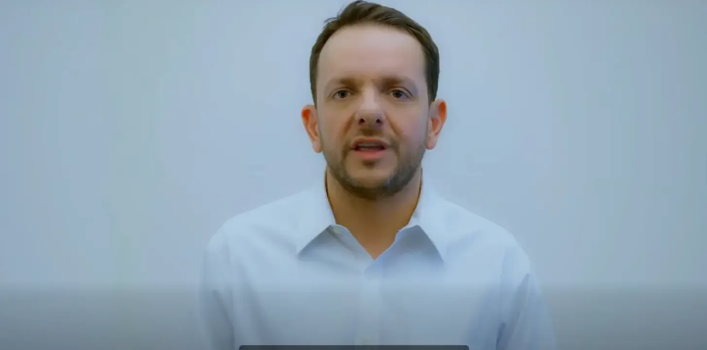 "Carlos Torres durante un mensaje en redes sociales sobre las acusaciones en su contra."