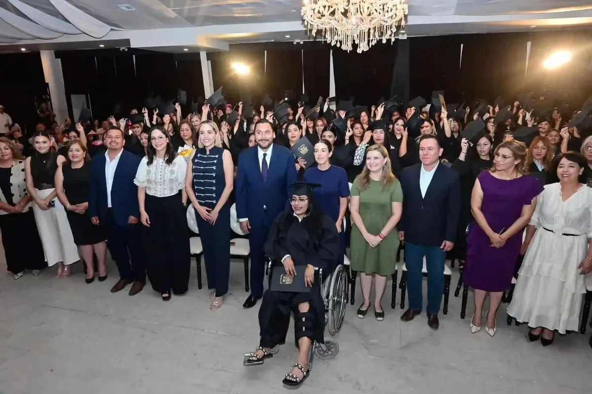 El alcalde de Monclova impulsa la educación y empoderamiento femenino mediante becas.