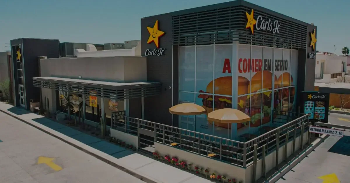 La cadena de comida rápida aumenta su presencia y lanza promociones por su aniversario.